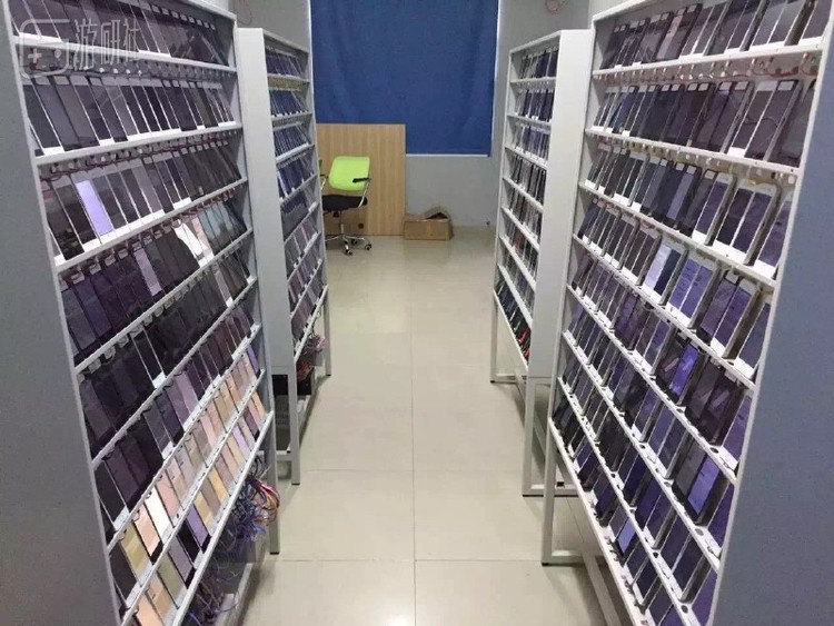 凤凰科技一篇报道中的真机刷榜工作室图片