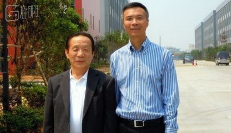 左为川崎英吉本人，2011年来华所照