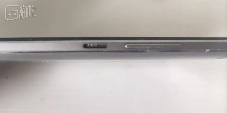 边缘接合部位已经摔到稍有不慎就会划伤手指