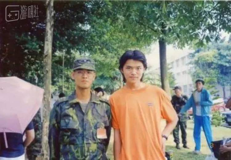 当兵时候的黄正宇（左）与陈少鸿（右）