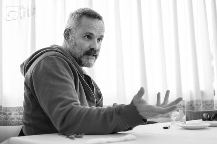 2014年已经51岁的Gonzo接受采访时的照片