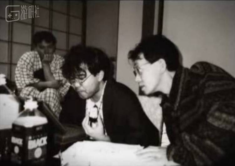 蜷在温泉旅馆突击撰写剧本的赤掘悟和广井