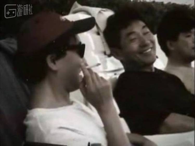 在塞班岛愉快交谈的入交和广井