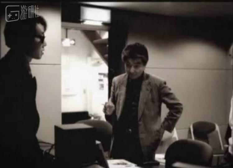 在现场讨论工作细节的佐藤敏夫和广井