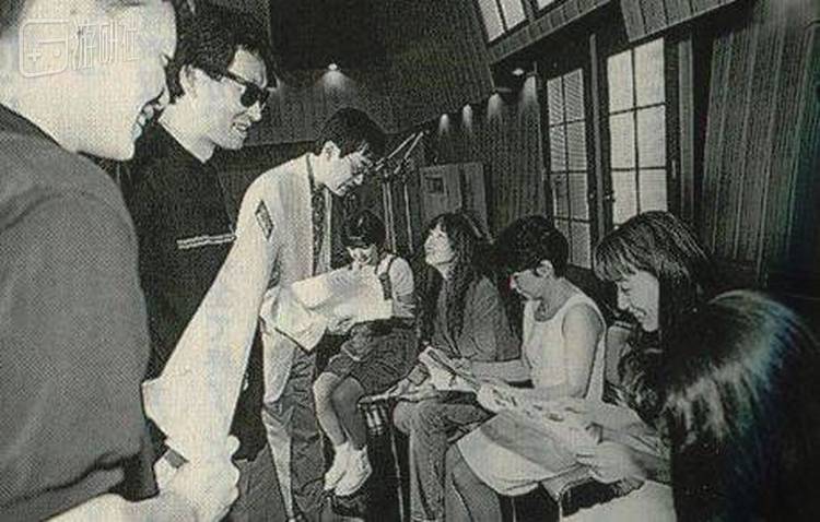 正在和声优交谈的田中和广井