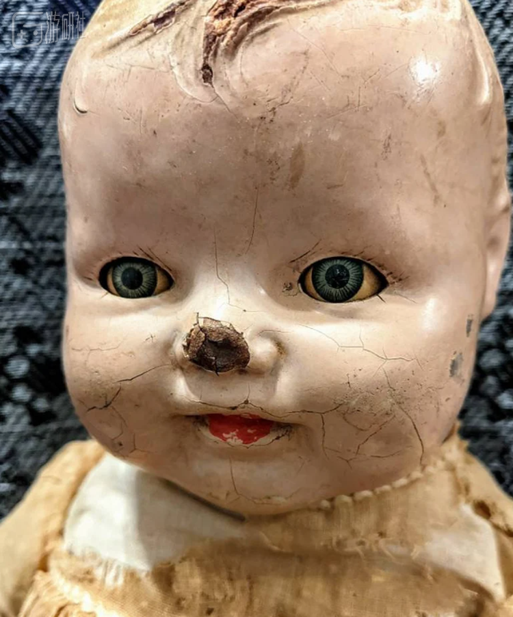 妆容开裂的复合娃娃有些恐怖