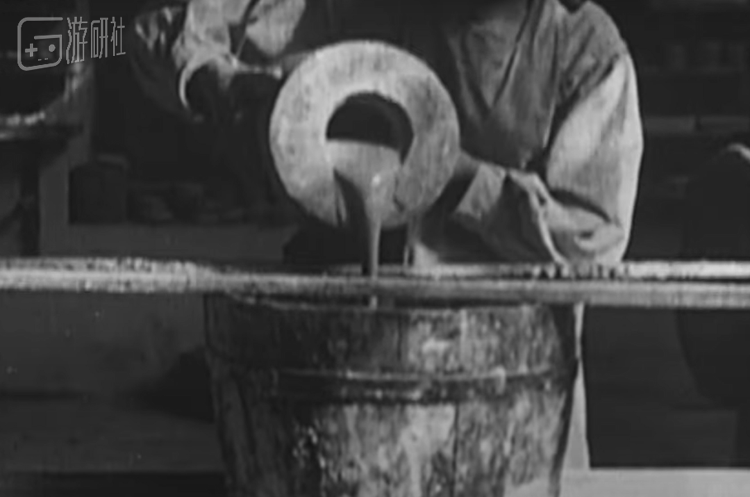 头部烤制流程：灌泥-干燥-烤制-绘制-烤制（重复多次绘-烤）-开眼-成型 出自纪录片《朱莫公司生产实录》