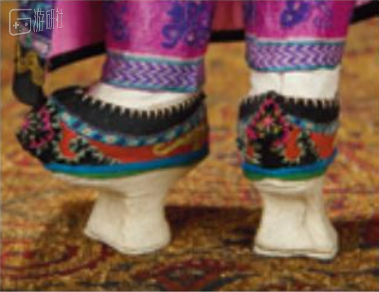 娇小的三寸金莲上有非常精致的刺绣