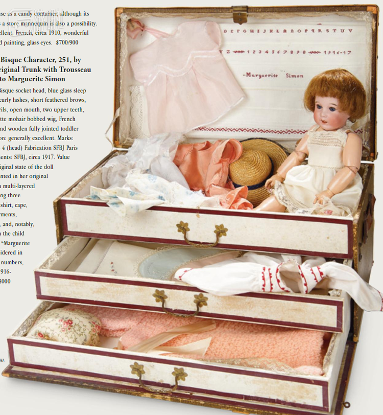 娃娃们还配有小皮箱与梳妆台，里面有可以替换的衣物，甚至还有缝纫机、地球仪…… 