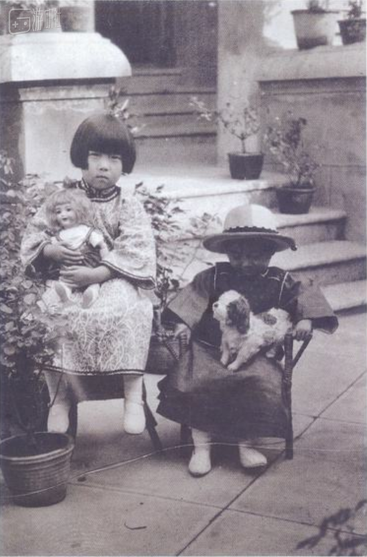 张爱玲（左1）小时候的照片，手里拿着一只浓汤娃娃