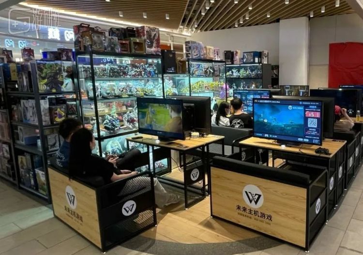 位于手办模型店旁边的共享主机