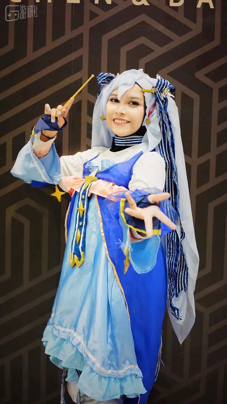 穆斯林女孩，黑袍之下的Cosplay