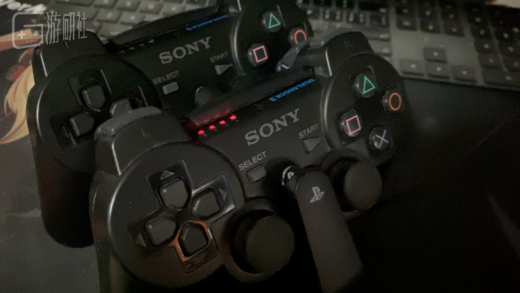 将完美的PS3手柄放在充电座上，画面让人十分治愈，为此我开心地发了个微博