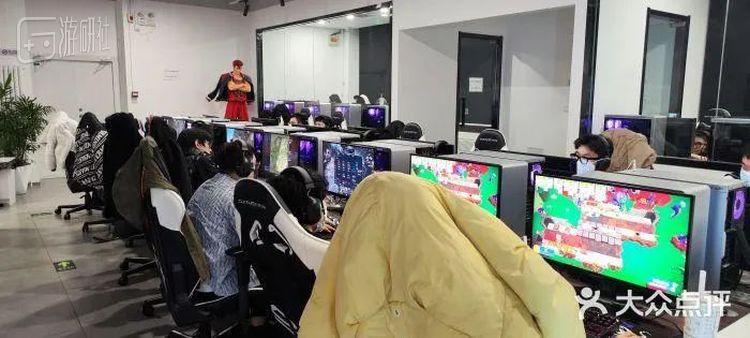 电竞馆内曾经座无虚席的场景