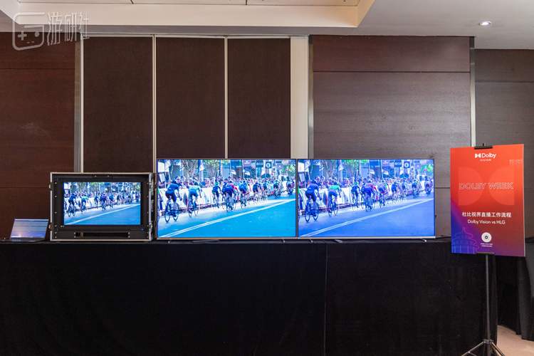 杜比视界直播流程对比演示，在两台相同电视上，杜比视界（左）和非杜比视界（右）同帧画面对比，杜比视界的画面更接近左侧监视器的画面