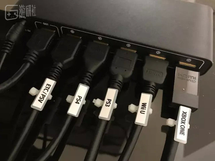 电视背后的各种HDMI线也非常整齐，这标签的规整程度已经达到了变态的程度&hellip;&hellip;