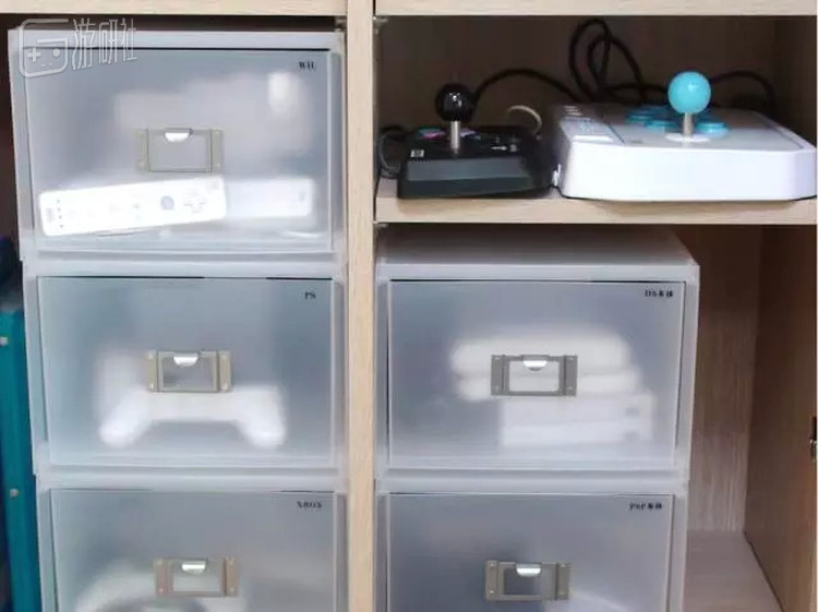 2009年拍摄的樱井藏品部分藏品，箱子里放着的是各种游戏手柄