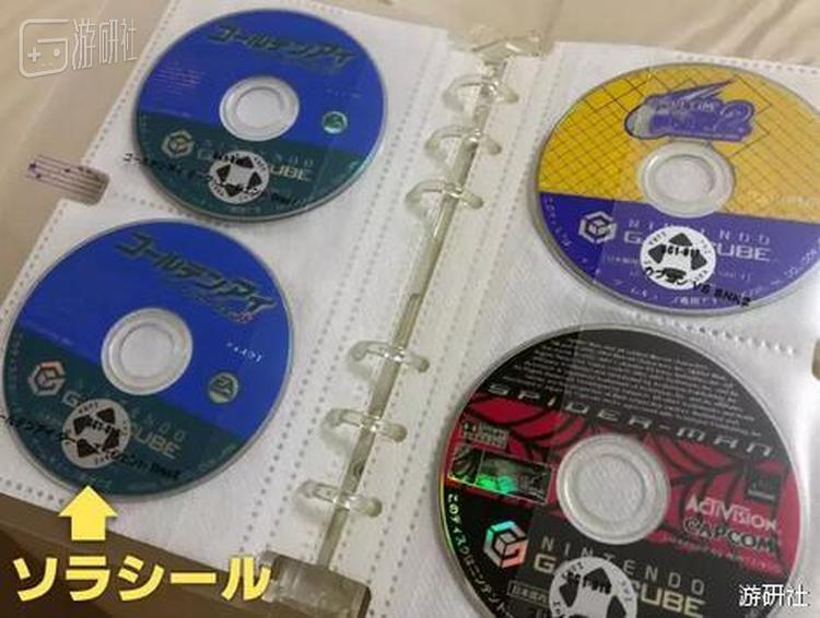 图中箭头所指的就是写着游戏名称的透明标签