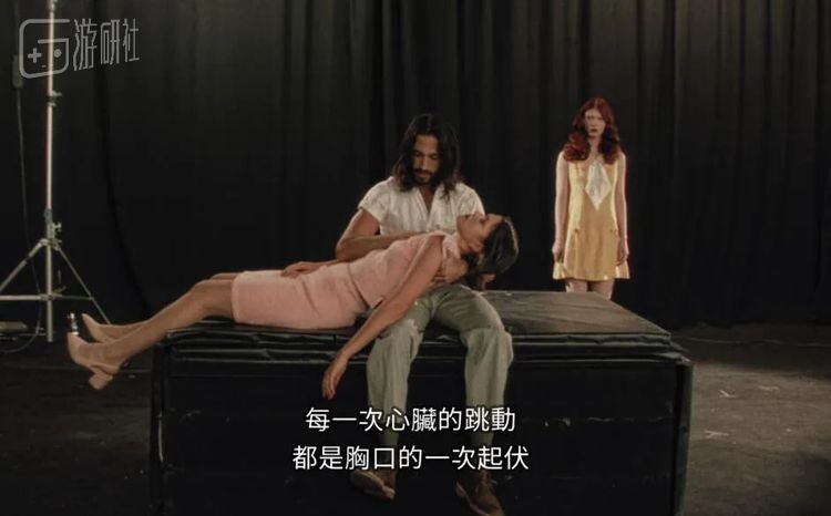 搞在一起的男主和女二在导演喊停后，依然会抱在一起亲热