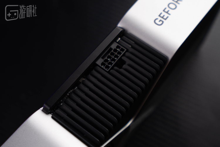 输出接口配置仍然是标准的3个DP 1.4a+1个HDMI 2.1