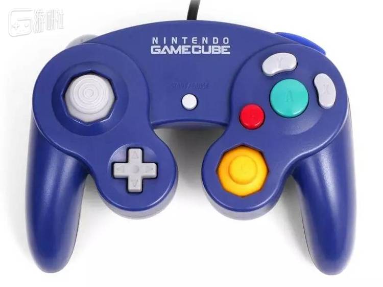 NGC也拥有类似的非对称式摇杆设计，和Xbox在北美同年同月同日上市
