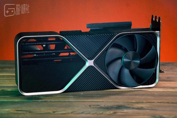 可以明显看到左侧依然和3090一样是镂空设计