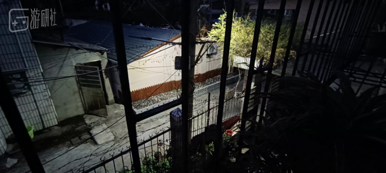 低头 阳台窗外的夜景