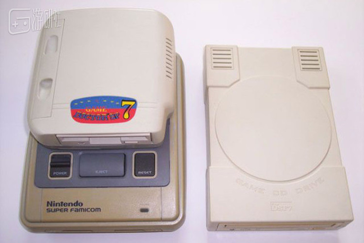现在的大部分玩家应该没见过这种流行于上世纪90年代末的SFC磁碟机光碟机套装