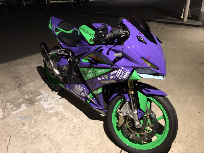 一辆被改造成eva初号机配色的cbr250rr