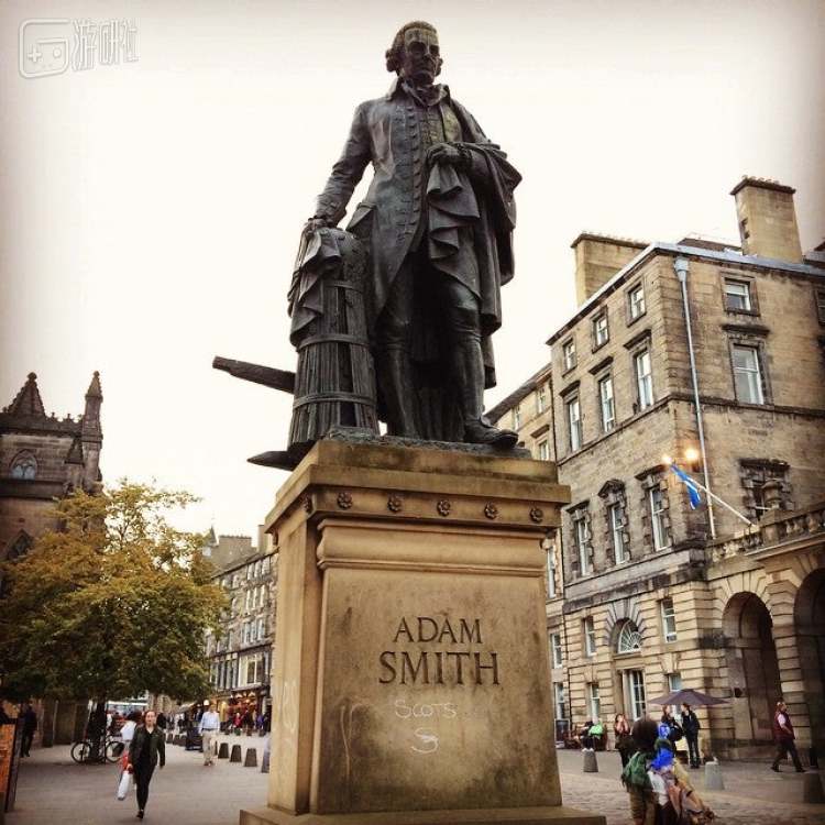 在爱丁堡，后人为亚当 · 史密斯铸就的雕像